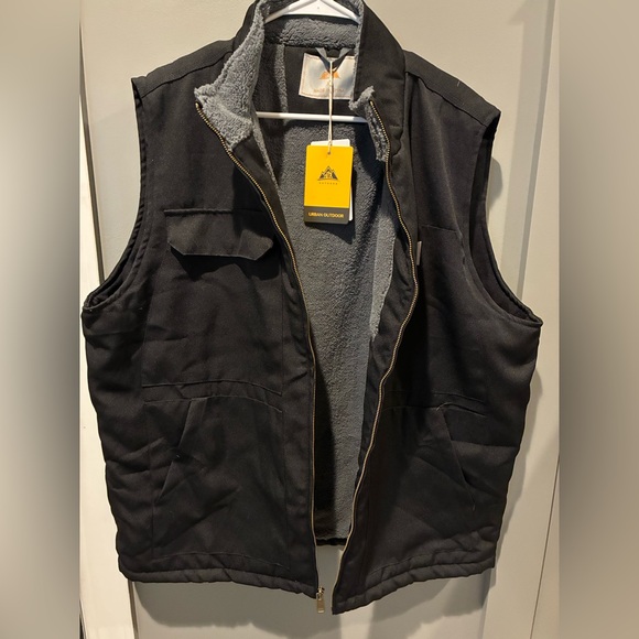 Men's Black Outdoor Vest - Picture 2 of 2